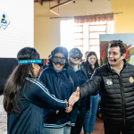 Joven responsable al volante